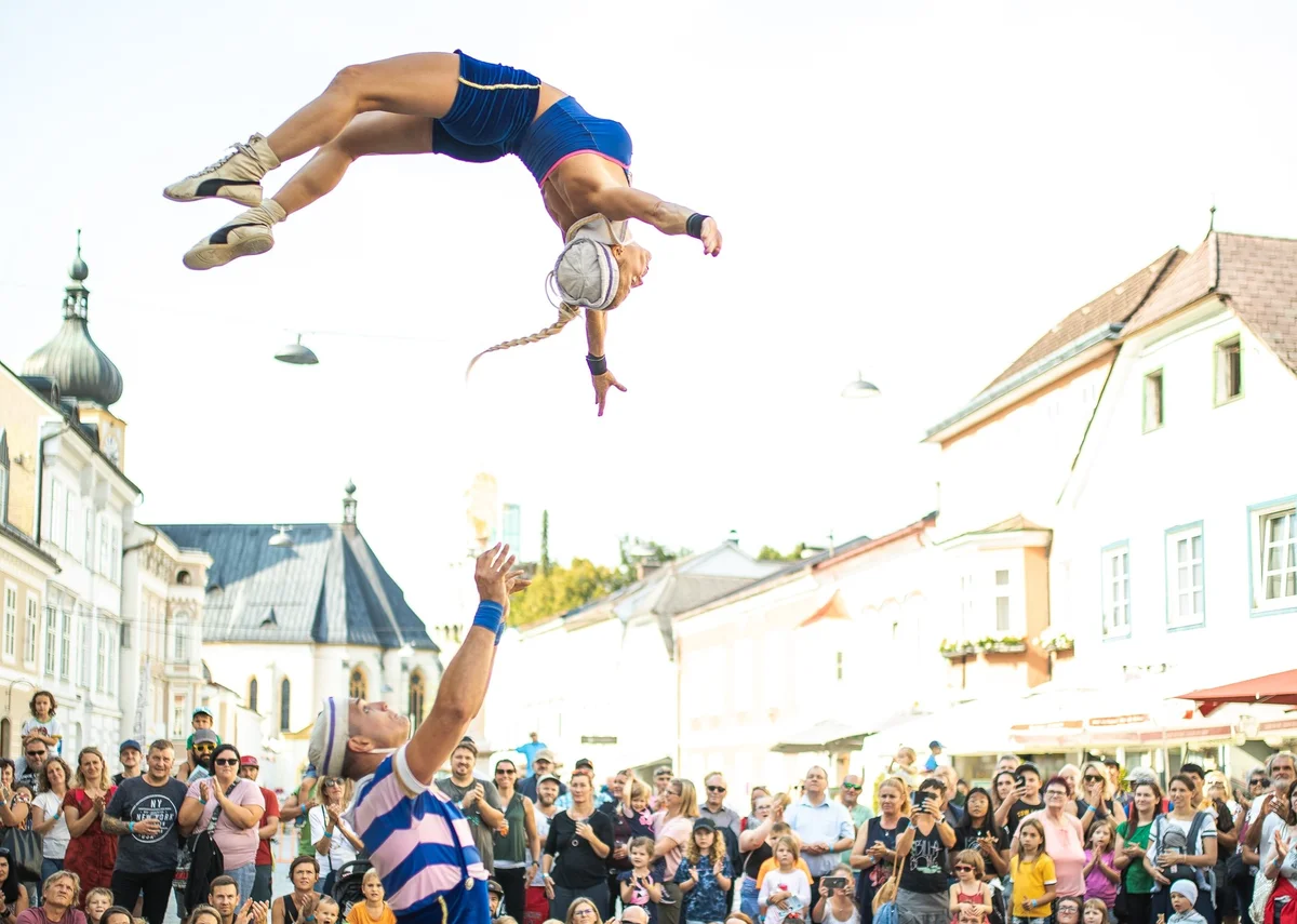 Il Friku Festival fa tappa a Belmonte Piceno con un doppio spettacolo tra magia e circo contemporaneo