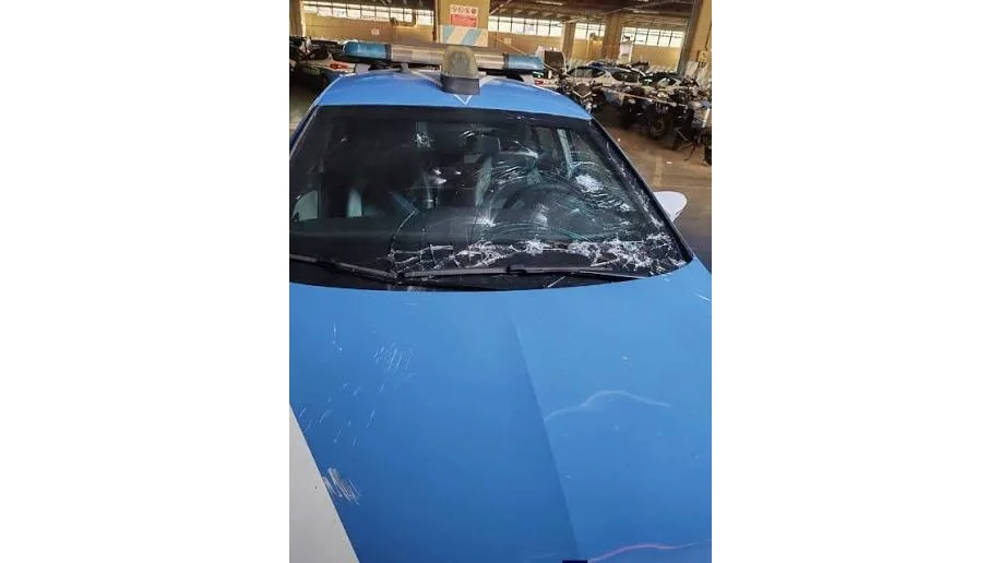 Auto della Polizia accerchiata, agenti spintonati nel Fermano 