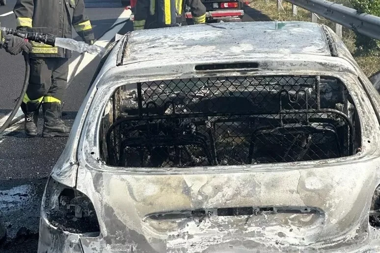 Auto in fiamme sull'A14 a Porto San Giorgio, rallentamenti sul tratto autostradale