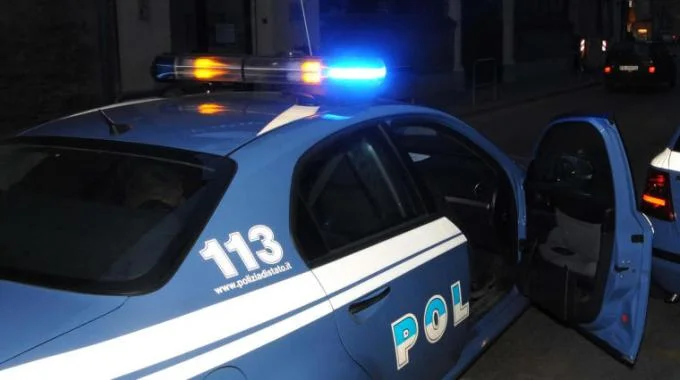 Fuggono inseguiti dalla Polizia e distruggono una centralina Telecom