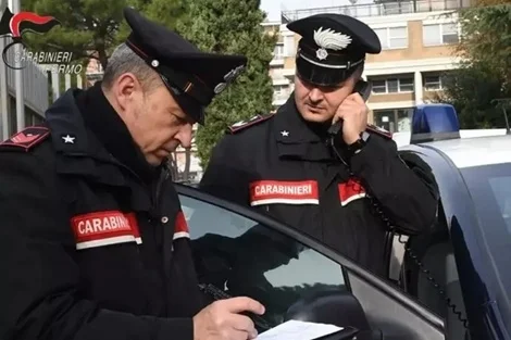 Aggrediscono un uomo nella sua auto, incastrati dalla videocamera di sorveglianza
