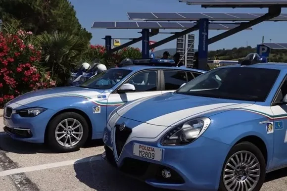 Non si ferma all'alt, sfonda il Telepass e causa un incidente sulla Statale 