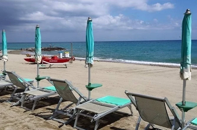 Trovata morta su un lettino in spiaggia, era scomparsa da ieri sera