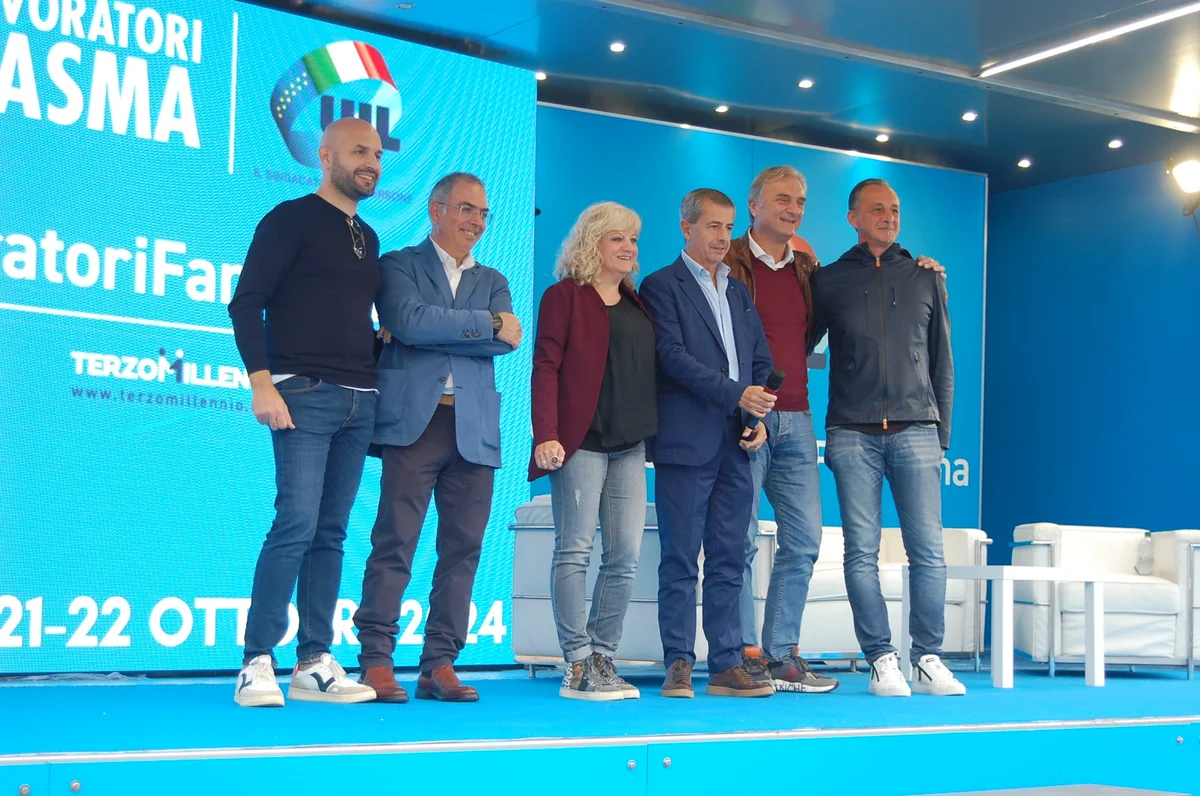 Uil in piazza ad Ascoli, il dramma dei precari: "Storie di lavoratori e incertezze, il nostro impegno è per un lavoro stabile e sicuro". E neanche il pubblico viene risparmiato