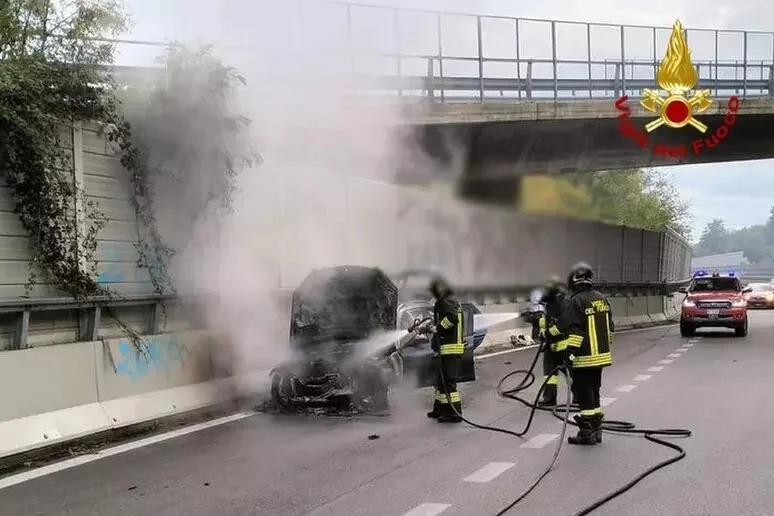 Prende fuoco un'auto in transito sulla tangenziale ad Ascoli Piceno