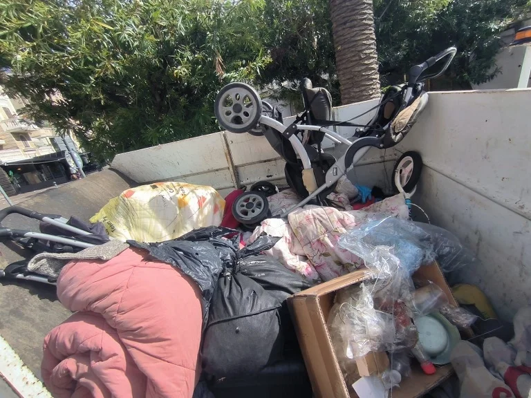 Ripulita l’area in prossimità del sottopassaggio di via Fiscaletti, adiacente all’ex Cinema delle Palme, da rifiuti e materiali ingombranti