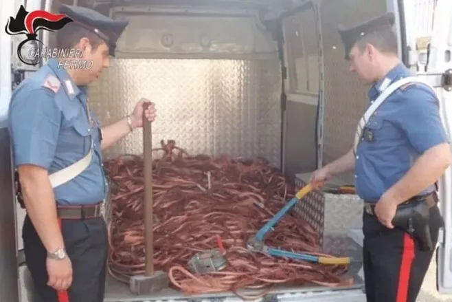 Rubano sei tonnellate di rame e un furgone dalla discarica