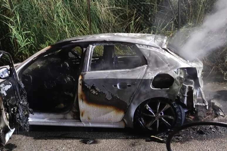 Bruciata l'auto di un detenuto al carcere di Barcaglione