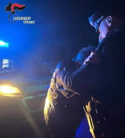 Pineto, giovane donna tratta in salvo sui binari: decisivo l’intervento dei Carabinieri