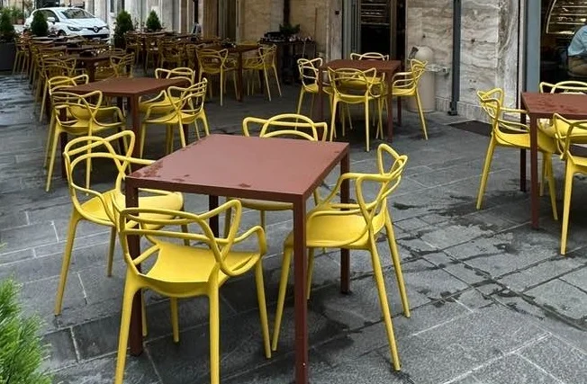 Ascoli Piceno - Sedie color ocra, multato un ristoratore del centro storico: "E' assurdo"