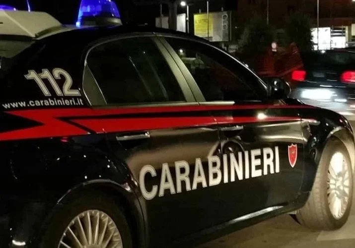 Si aggira sul lungomare con un bastone minacciando e aggredendo i passanti, arrestato