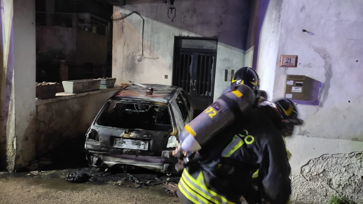 Due auto in fiamme nella notte ad Alba Adriatica