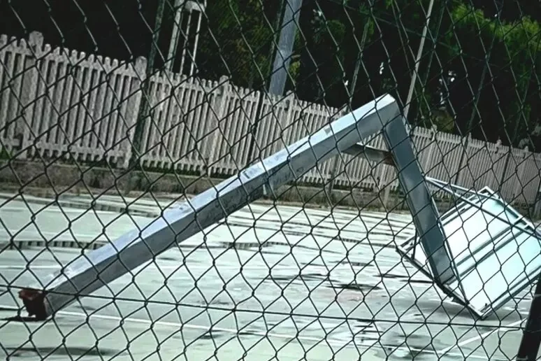 Cade il canestro da basket, un ragazzo ferito alla testa