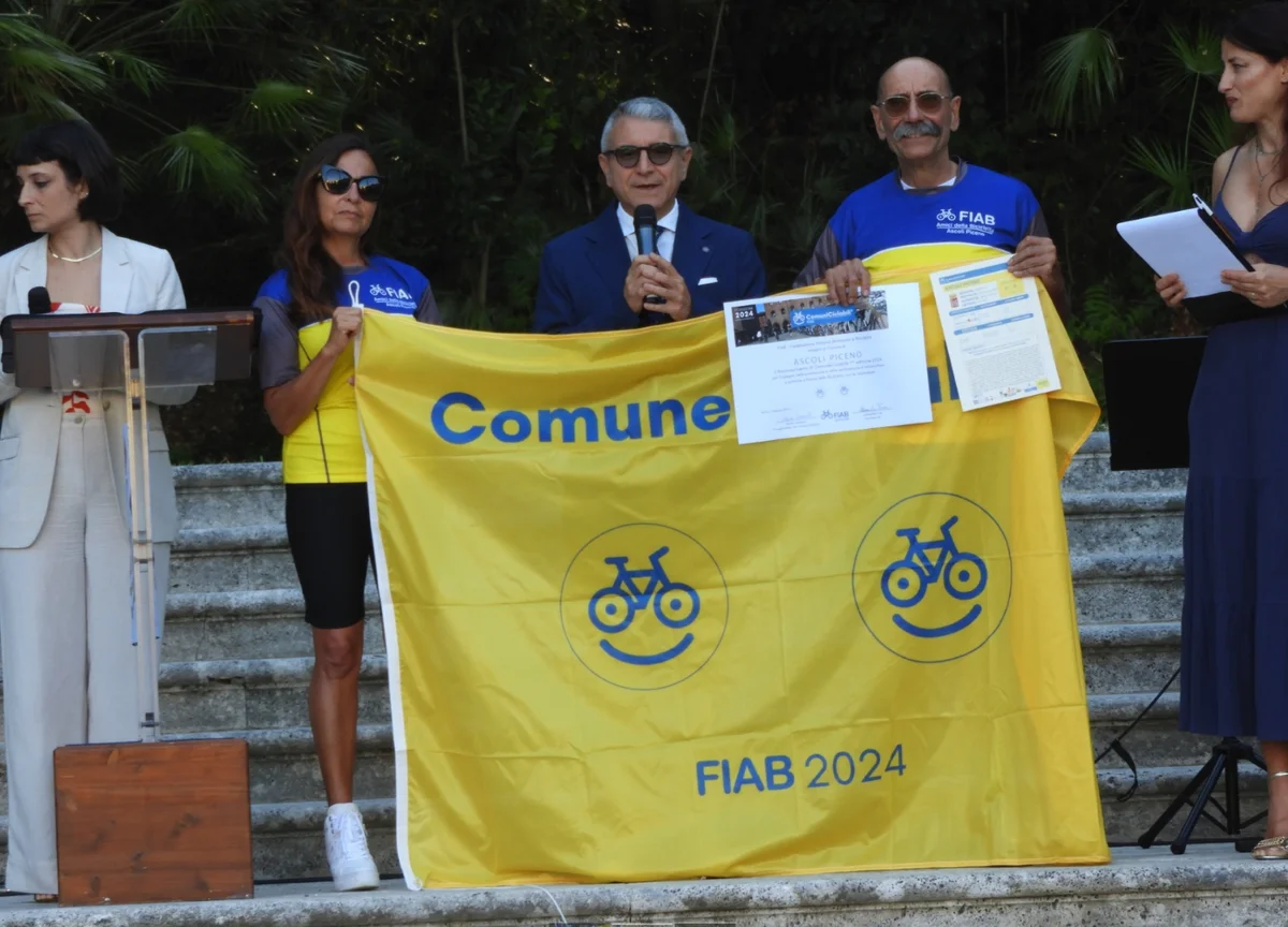 Ascoli "ComuneCiclabile", consegnata la bandiera gialla