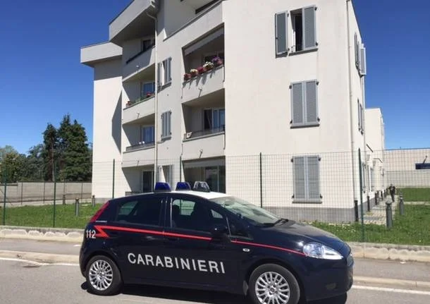 Accoltella la vicina di casa alla schiena dopo una lite per futili motivi