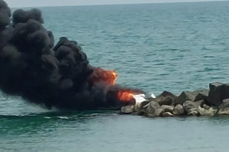 In fiamme barca da diporto, due passeggeri si salvano gettandosi in mare