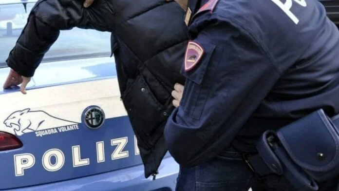 Poliziotti aggrediti a Pesaro con colpi alla testa e morsi