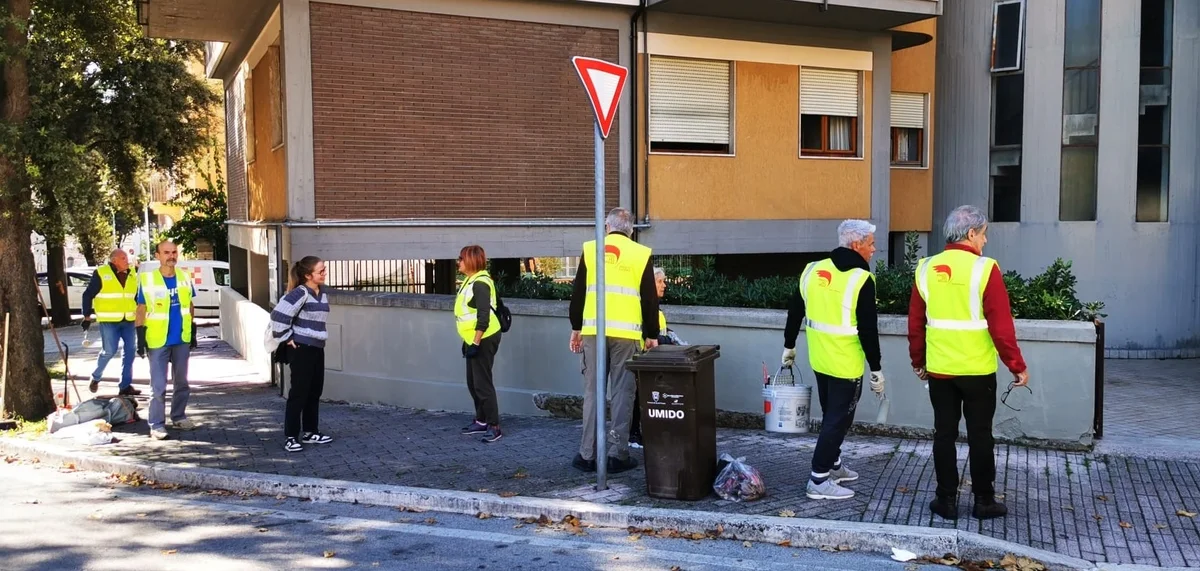 Ascoli Piceno - Gli "Angeli del Bello" di nuovo in azione, pulito dalle scritte il muro di via Rigantè