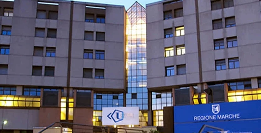 Fiamme dal divano, anziano trasportato all'ospedale di Torrette per intossicazione da monossido di carbonio
