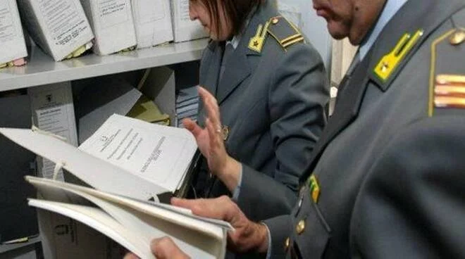 Fondi di Stato per comprare stabilimento balneare, scattano i sequestri