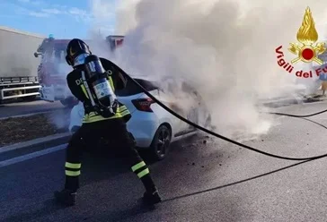Auto in fiamme lungo il raccordo autostradale A11 a Monsampolo