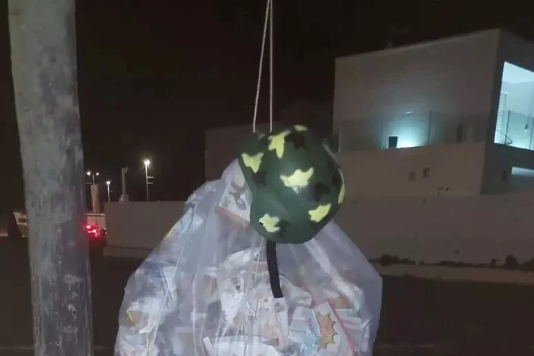 Manichino di un soldato israeliano impiccato nelle Marche