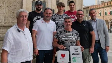 Ascoli Piceno - I tifosi del "Settembre Bianconero" regalano un defibrillatore alla città