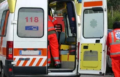 Precipita da otto metri durante i lavori nell'ascensore, grave un operaio 