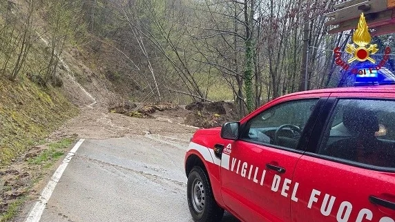 Ascoli Piceno - Frane e allagamenti, decine di interventi dei vigili del fuoco