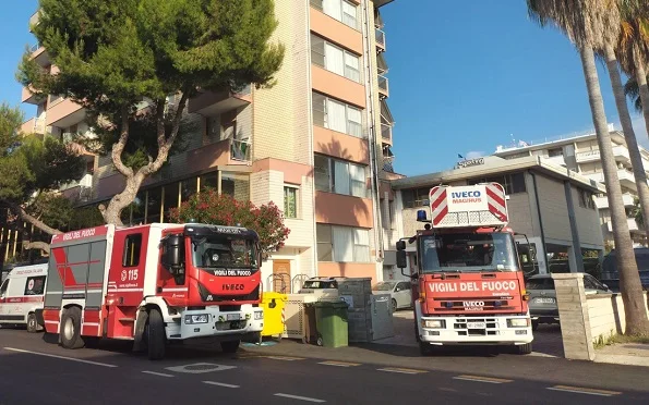 Divampano fiamme nella lavanderia dell'Hotel Doge ad Alba Adriatica