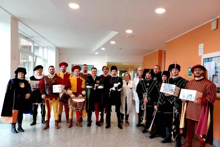 La Quintana porta doni alla Pediatria dell'ospedale di Ascoli Piceno