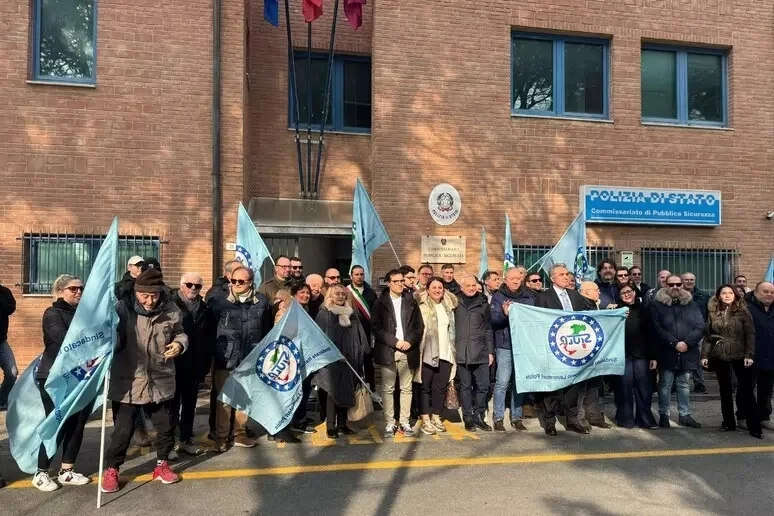"Servono più agenti", Siulp protesta davanti al Commissariato