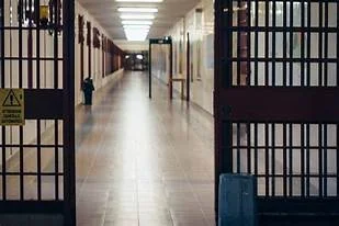 Tentano di introdurre nel carcere di Castrogno droga e telefonini con un’asta telescopica: arrestati due romani, un uomo ed una donna