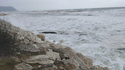 Maltempo, forti raffiche di vento e mareggiata a Porto Recanati