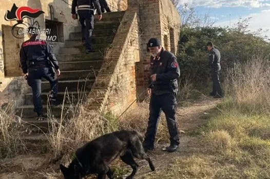 Occupano abusivamente un casolare, denunciati due uomini