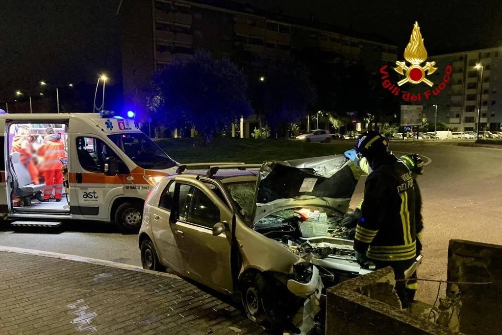 Ascoli Piceno - Sbanda alla rotatoria e si schianta contro un muretto: conducente finisce al Pronto Soccorso