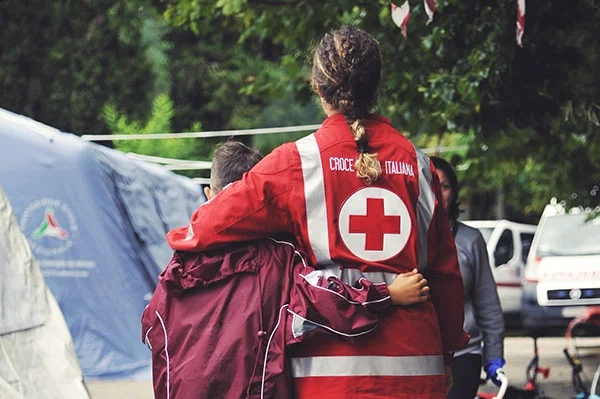SISMA DEL CENTRO ITALIA. CROCE ROSSA, VALASTRO: “DA CRI RISPOSTA CONCRETA FIN DAI PRIMI MOMENTI. 13 STRUTTURE GIÀ REALIZZATE: IN ARRIVO CAMERINO, ARQUATA E AMANDOLA”