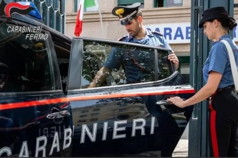 Irrompe con un'ascia in casa della cognata, arrestato
