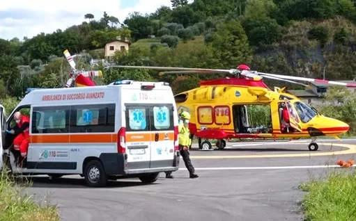Cede un solaio in un cantiere edile ad Ascoli Piceno, grave un operaio 