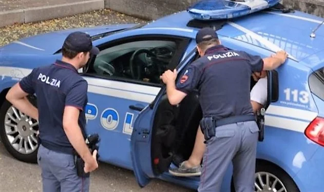 Ruba un paio di scarpe, bloccato dalla Polizia fuori dal negozio