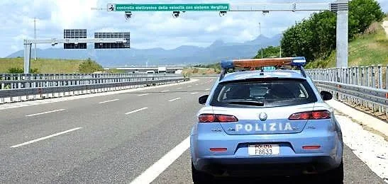 Investe con l'auto un operaio sulla A14 e fugge, 24enne in gravi condizioni 