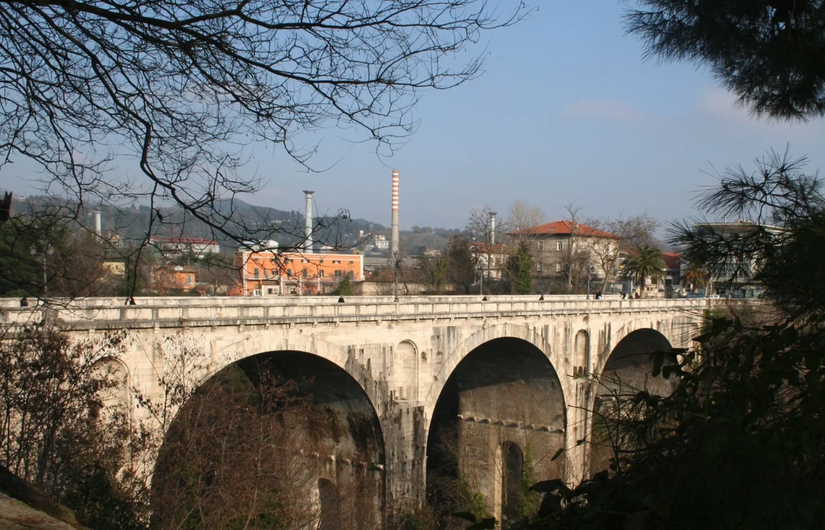 Ascoli Piceno - Sale sul parapetto del ponte: panico a Porta Maggiore