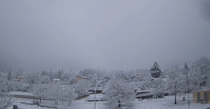 Maltempo, neve abbondante e parecchi disagi nelle aree interne delle Marche