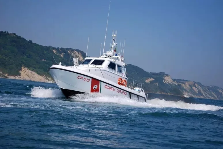 Si sente male a bordo del traghetto, soccorso da una motovedetta