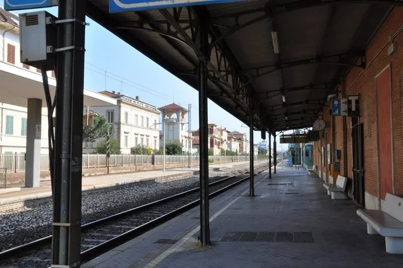 Donna muore investita da un treno Freccia di Trenitalia lungo la linea Adriatica