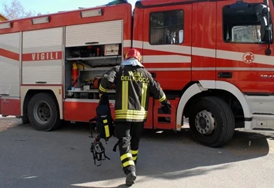 Cade dal tetto di una fabbrica da sette metri d'altezza a Fano, morto 63enne 